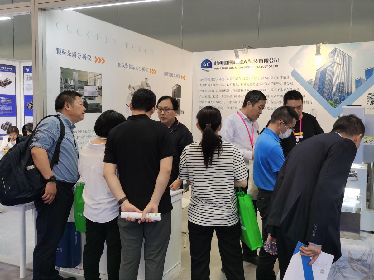 國辰展位上，到訪客戶圍觀、了解產品